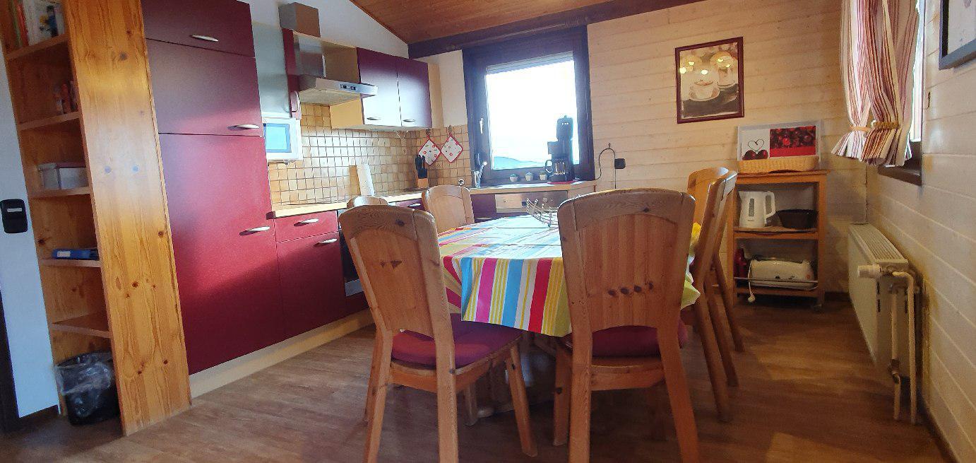 Küche mit Einbauten und Esstisch