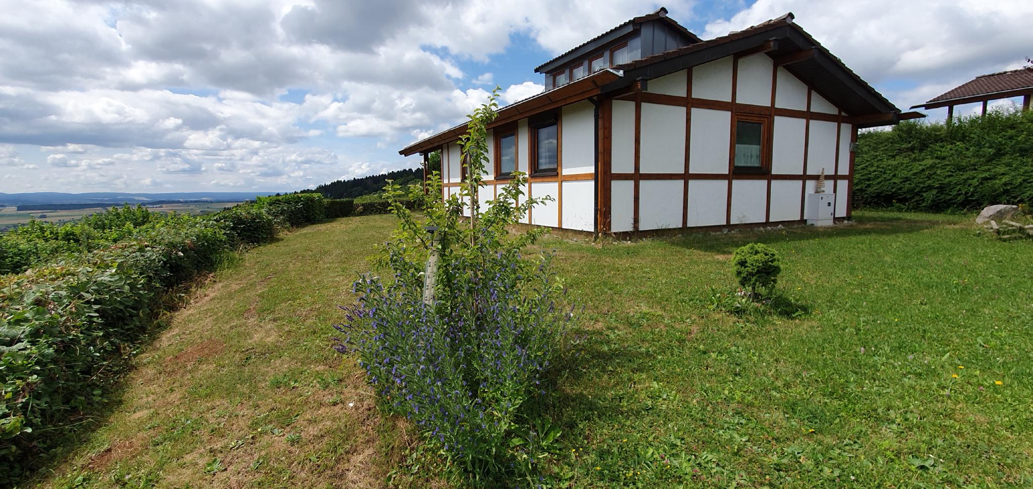 Ansicht des Hauses 11von der Ostseite, mit leicht bewölktem Himmel