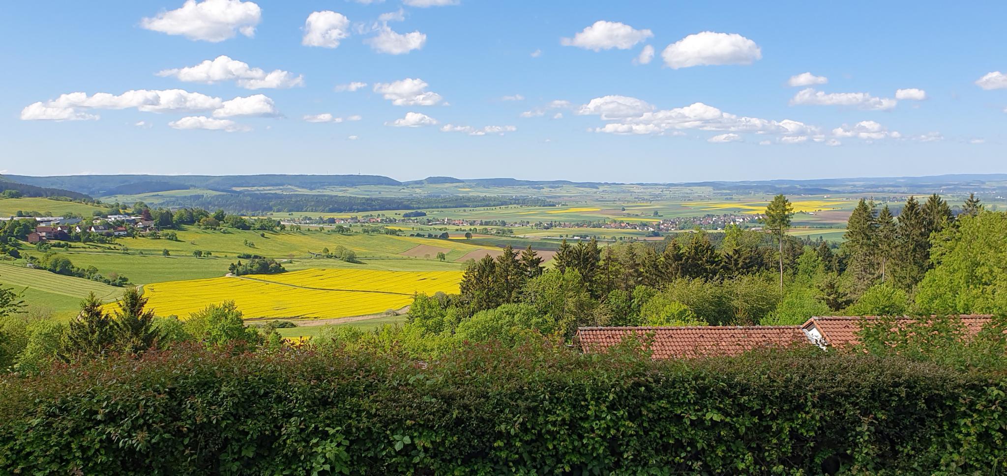 Blick vom Haus 27 aus über die Hochebene der Baar-Landschaft mit dem Bergzug des Fürstenbergs