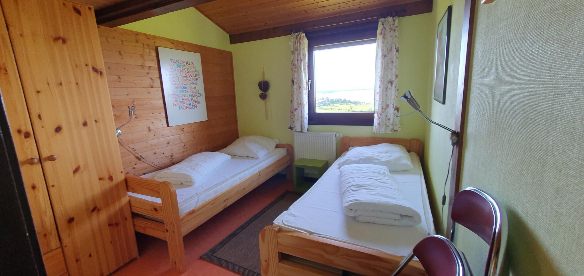 Zweites Schlafzimmer mit zwei Einzelbetten