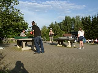 Mehrere Personen beim Spiel an den Tischtennisplatten